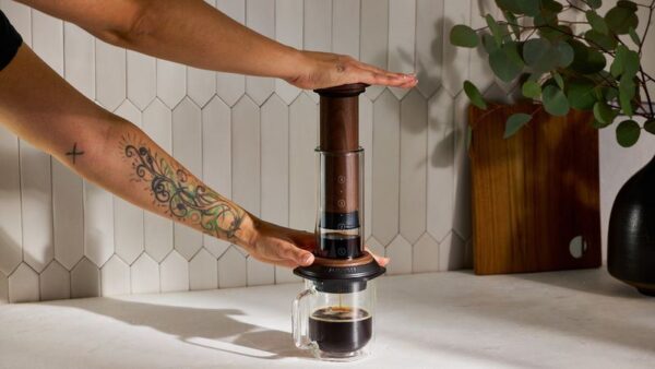 تحلیل مهندسی سری جدید AeroPress با بدنه چوب گردو: تلفیق هنر سنتی و استخراج دقیق قهوه