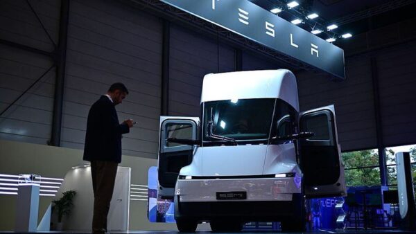 چالش‌های زیرساختی در مسیر تجاری‌سازی Tesla Semi؛ مانعی بزرگتر از پیمایش ۵۰۰ مایلی