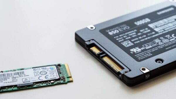 تحلیل تخصصی تفاوت‌های معماری و عملکردی درایوهای NVMe و SATA SSD