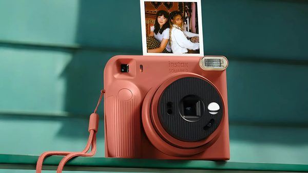 تلفیق نوستالژی و مهندسی تصویر در دوربین Instax Square 2؛ نگاهی فنی به میراث آنالوگ فوجی‌فیلم