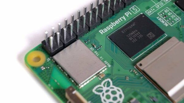 تحلیل روند صعودی قیمت در اکوسیستم رزبری پای: چرا Raspberry Pi 4 و 5 گران‌تر شدند؟