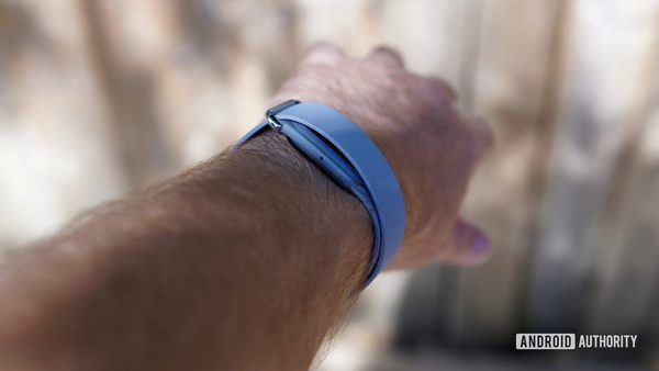 چرا ارتقا به Fitbit Edge منطقی نیست؟ ۵ دلیل برای وفاداری به Fitbit Air