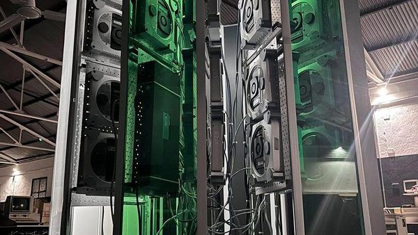 بازسازی ابررایانه Cray-1 با استفاده از ۳۰ دستگاه مک‌مینی قدیمی: پیوند تاریخ و پردازش موازی