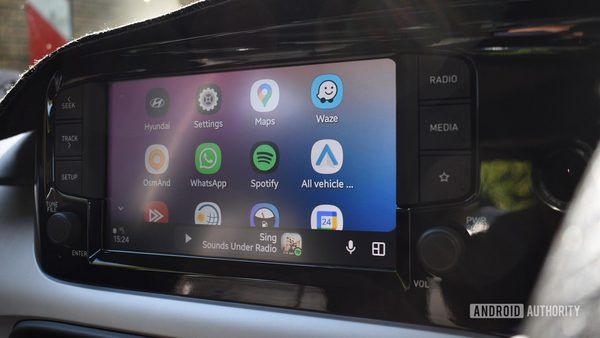 بازگشت آیکون وضعیت آنتن‌دهی به داشبورد؛ راهکار گوگل برای رفع باگ دیرپای Android Auto