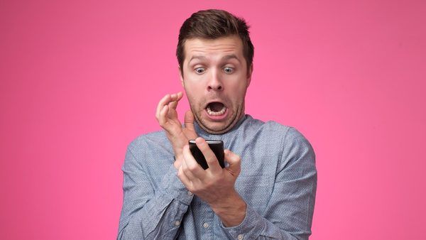 عدم اعتماد کاربران بریتانیایی به خودمختاری عامل‌های هوش مصنوعی: تحلیل پیمایش Censuswide و چالش‌های مسئولیت حقوقی