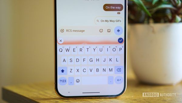 تحلیل اختلال عملکرد کلید Shift در Gboard: بررسی باگ جدید در تایپ حروف بزرگ