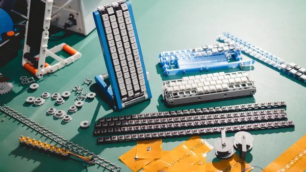 تحول پارادایم در طراحی ابزارهای ورودی: بررسی کیبورد تسمه‌نقاله (Conveyor Belt) گوگل