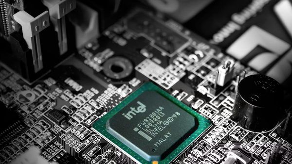 تحلیل راهبرد جدید اینتل: چرا سوکت LGA 1700 با پشتیبانی از حافظه DDR4 همچنان به حیات خود ادامه می‌دهد؟