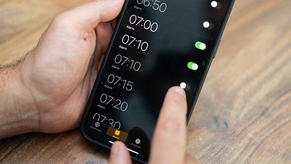 واکاوی رفتارهای غیرمنتظره در اپلیکیشن Clock آیفون: از محدودیت پیمایش تا رفتار عقربه ثانیه‌شمار