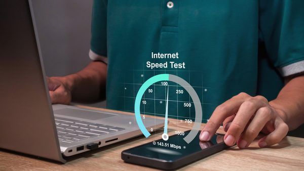 تحلیل تخصصی تفاوت Mbps و MB/s: درک واحدها در شبکه‌های مدرن و ذخیره‌سازی