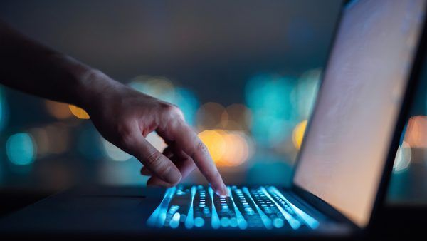 تحلیلی بر بحران امنیت سایبری در عصر هوش مصنوعی: افزایش کلاهبرداری‌ها و افول اعتماد دیجیتال
