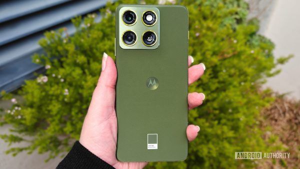 تحلیل تخصصی گوشی Motorola Edge 70: تعادل مهندسی در طراحی فوق‌باریک سال ۱۴۰۴