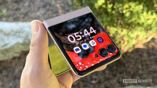 تحلیل تخصصی موتورولا Razr نسخه ۲۰۲۶؛ چرا این گوشی برنده بازار تاشوهای میان‌رده است؟