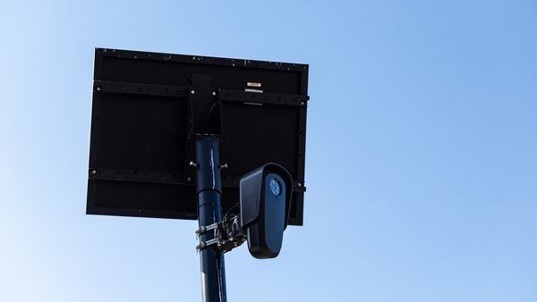 راهنمای جامع شناسایی دوربین‌های نظارتی Flock Safety در محیط‌های شهری