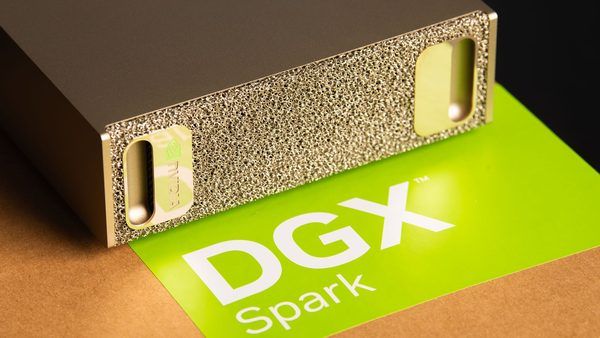 تحلیل عرضه نسخه ۶۴ گیگابایتی Nvidia DGX Spark: راهکار انویدیا برای مدیریت بحران هزینه‌های حافظه در هوش مصنوعی محلی