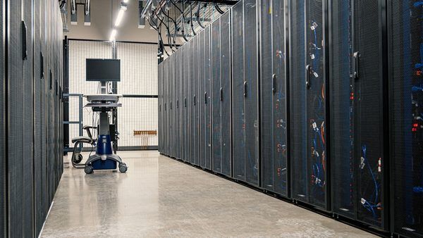 تحلیل چالش‌های زیرساختی هوش مصنوعی: بن‌بست‌های حرارتی، الکتریکی و محدودیت‌های اتصال در مراکز داده نسل جدید