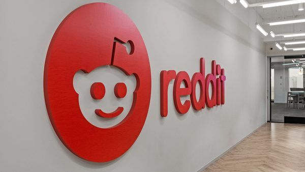 دیوارکشی در دنیای آزاد: بررسی محدودیت‌های جدید Reddit بر RSS و APIهای عمومی
