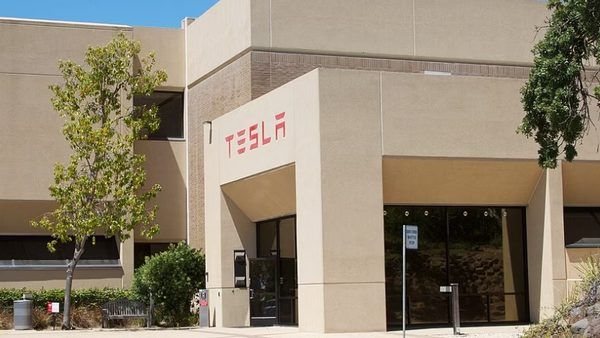 تغییر استراتژیک تسلا در بازار اروپا: گذار از Full Self-Driving به Tesla Assisted Driving