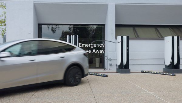 معرفی قابلیت Emergency Drive-Away در تسلا؛ راهکار خروج اضطراری از ایستگاه‌های سوپرشارژر