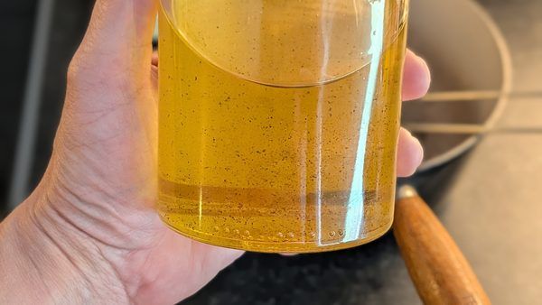 راهنمای جامع مدیریت و بازاستفاده از روغن سرخ‌کردنی: بهینه‌سازی منابع در آشپزخانه مدرن