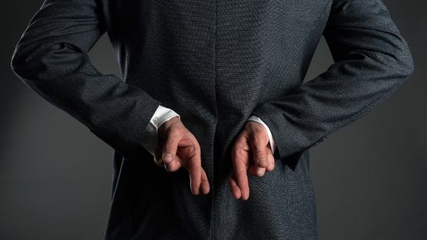 تحلیلی بر ماهیت توهمات هوش مصنوعی: چرا LLMها «دروغگو» نیستند بلکه «یاوه‌گو» هستند؟
