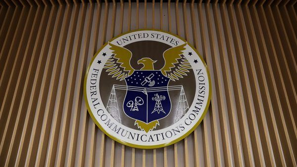 تحول در زیرساخت‌های ارتباطی؛ خیز FCC برای مزایده فرکانس‌های میانی و آزادسازی باند 800MHz برای پهپادها
