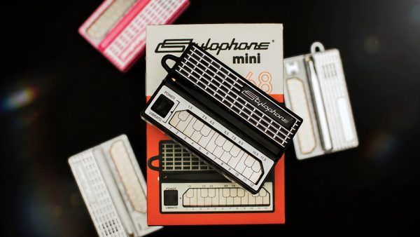 بازگشت نوستالژیک: بررسی تخصصی سینتی‌سایزر Stylophone Mini در عصر هوش مصنوعی