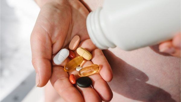 تحلیل بیوشیمیایی تفاوت‌های Vitamin D2 و D3: چرا انتخاب نوع مکمل در زمستان ۱۴۰۳ حیاتی است؟