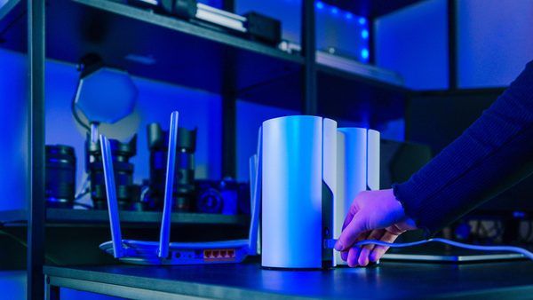 چرا سیستم‌های Mesh Wi-Fi از آنتن‌های داخلی استفاده می‌کنند؟ تحلیل فنی طراحی و معماری شبکه